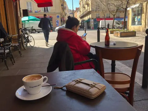 Un portefeuille oublié sur la table d'un café