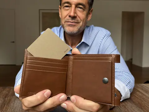 Un homme montre la carte Virestal sortie de son portefeuille