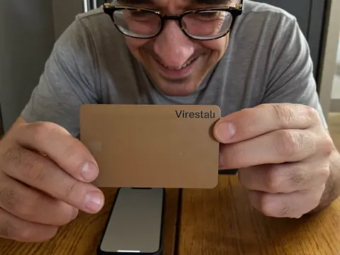 Une personne associe la carte Virestal à son téléphone